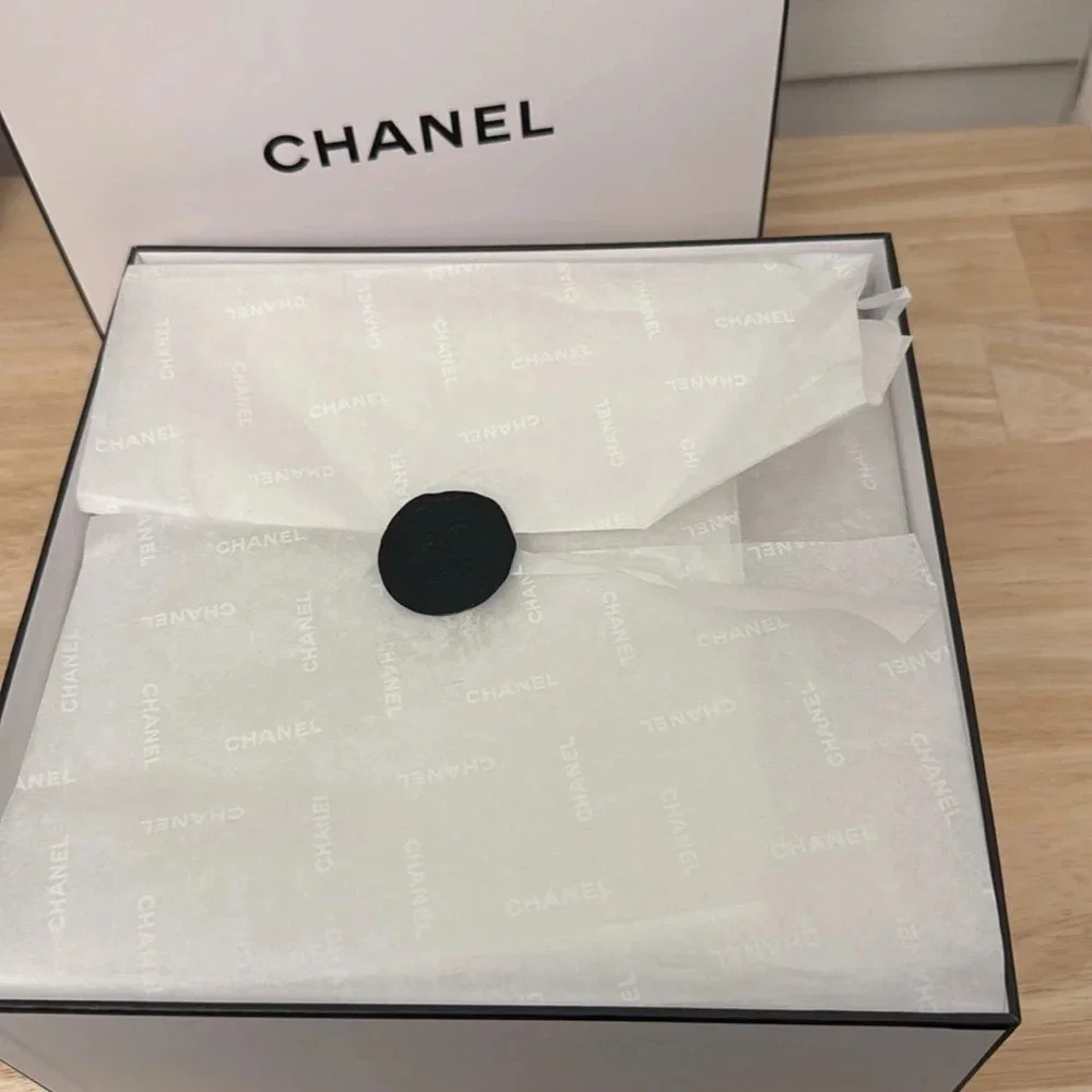 ❤️Chanel Gift Box❤️ - Picture 2 of 2